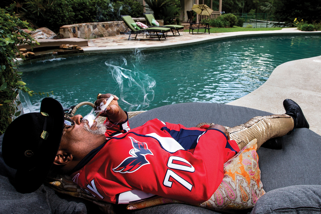 Clinton at home, toking poolside